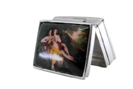 Caixa de comprimidos em prata com cena galante em esmalte na tampa basculante.